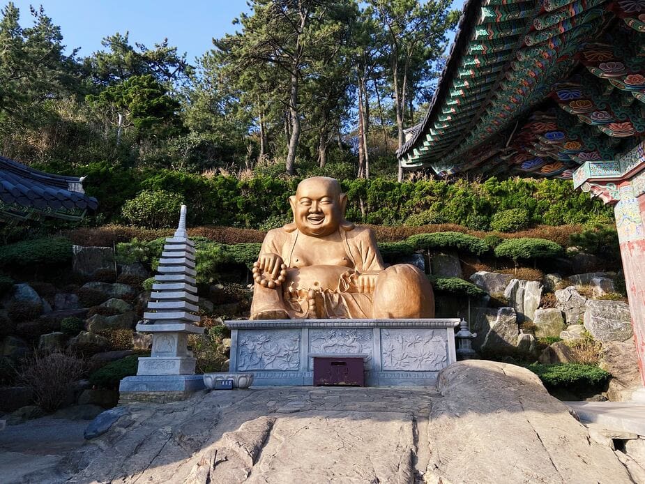 Buddha bij Haedong Yonggungsa Tempel