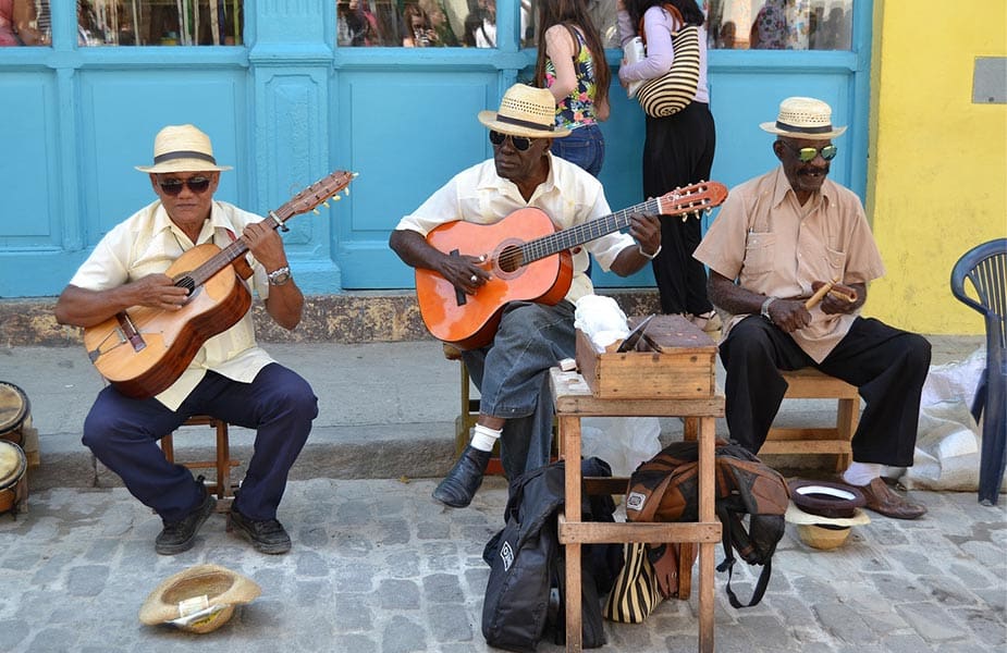 Muzikanten op straat in Cuba