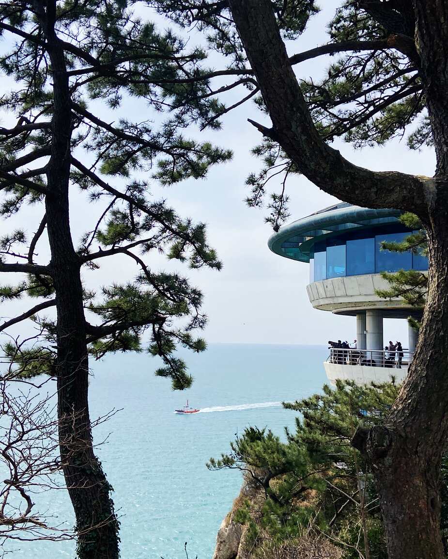 Uitzichtpunt en gebouw bij Taejongdae Resort Park