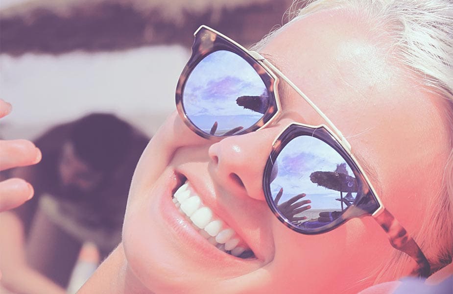 Vrouw op strand met zonnebrik