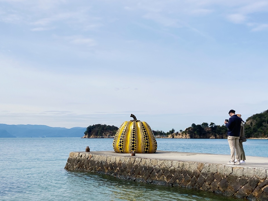 Pompoen van Yayoi Kusama op Naoshima