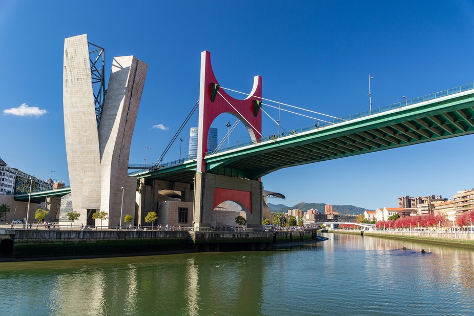 Wandelen langs de rivier in Bilbao