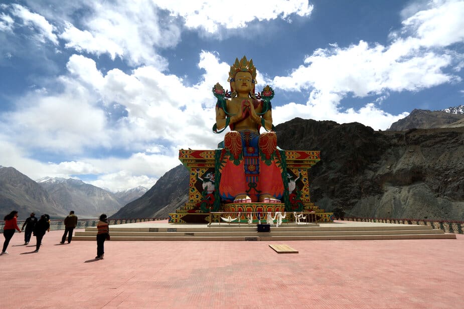 Beeld van Maitreya Buddha bij Diskit Monastery