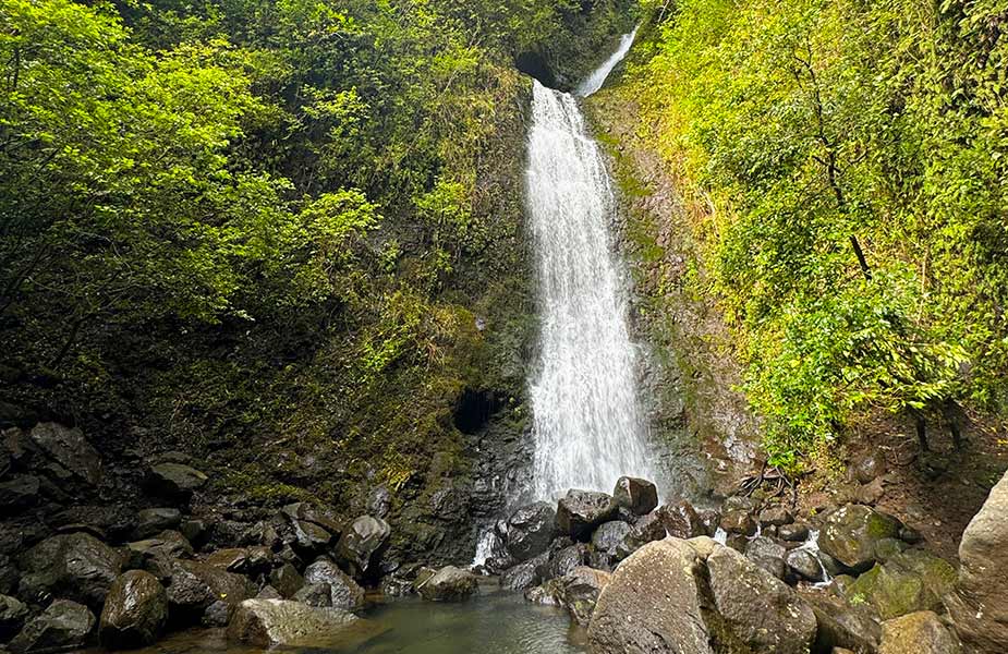 De waterval van Lulumahu Falls op Oahu