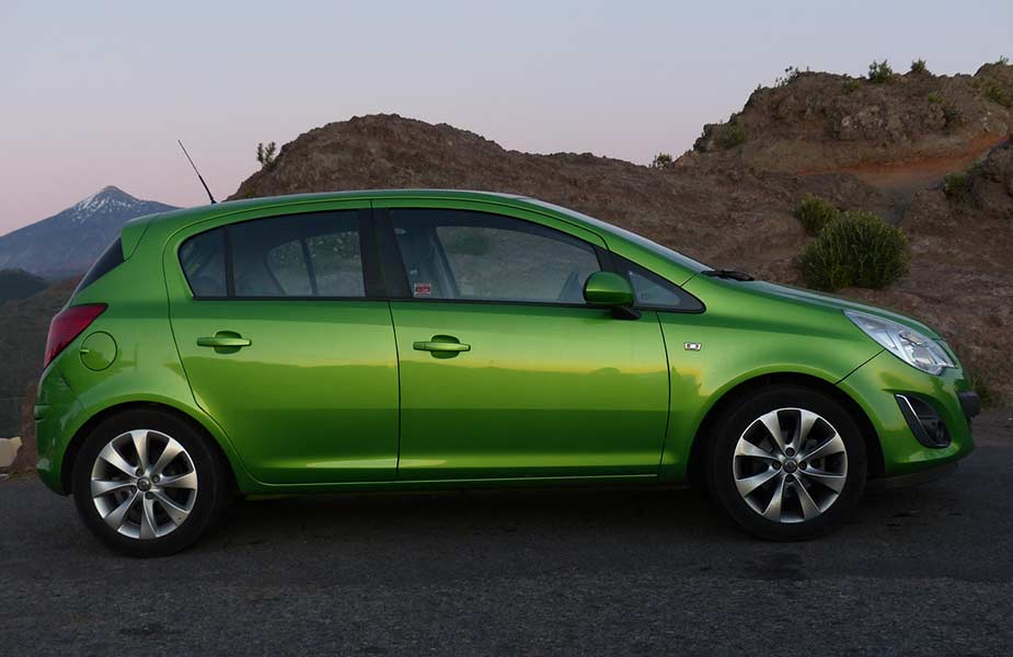 Groene auto langs de weg