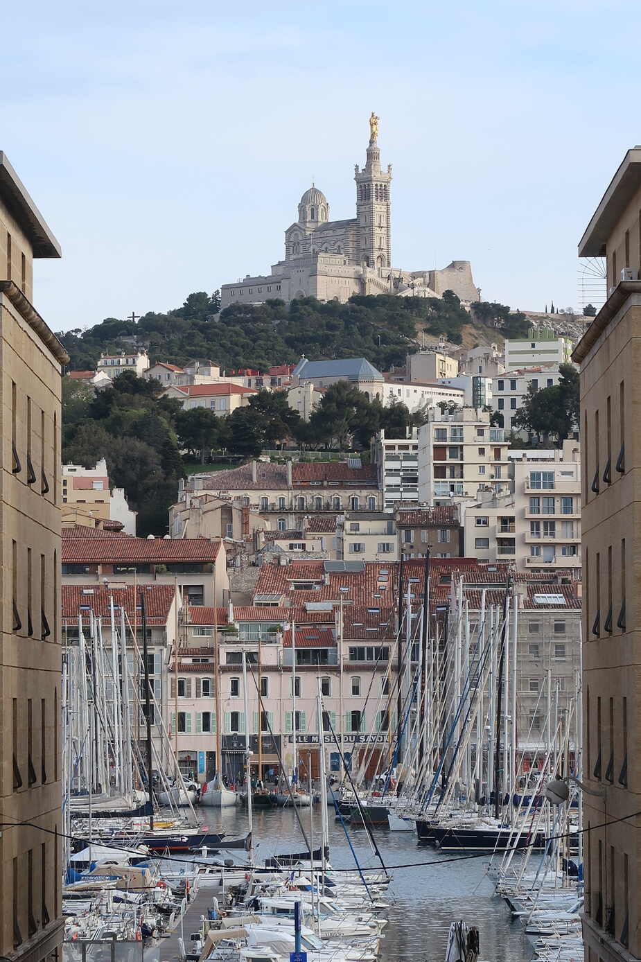 Uitzicht op kerk in Marseille