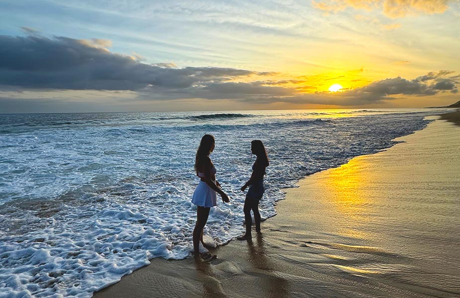 Isa en Senna op Yokohama strand op Oahu