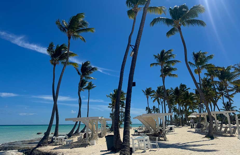 Tropisch strand bij Juanillo Beach