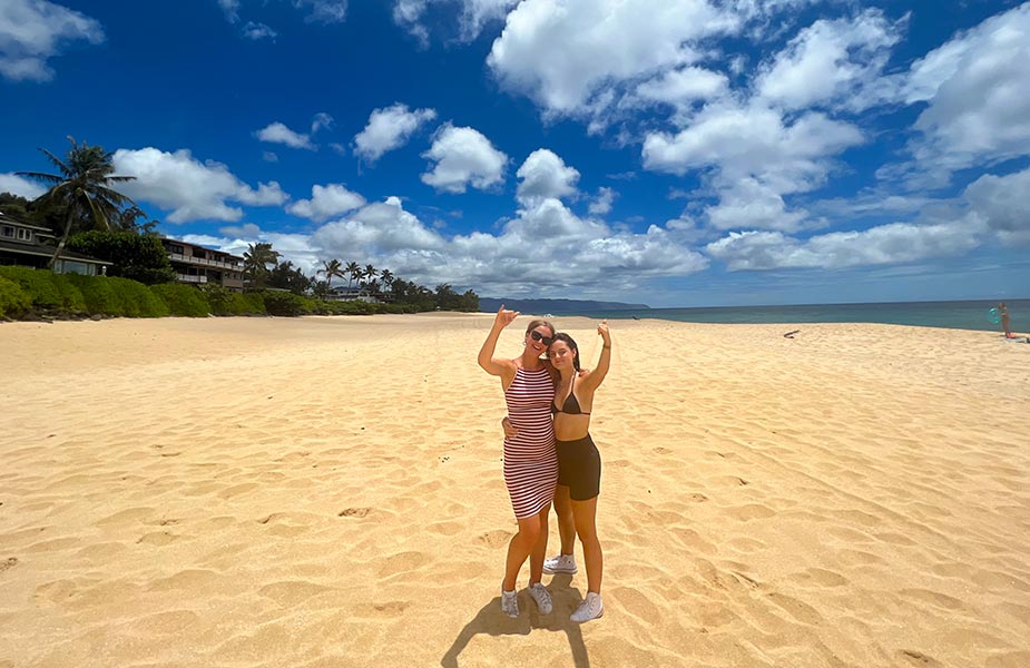 Isa en Senna op North Shore strand op Oahu