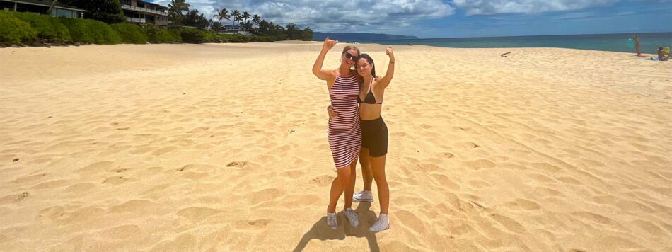 Isa en Senna op strand op Oahu