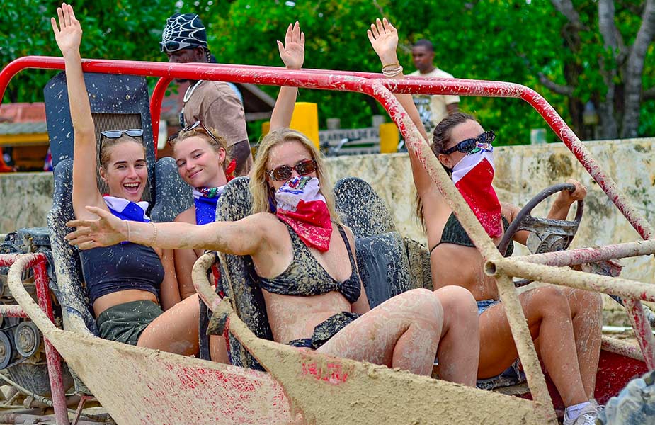 De meiden in een smerige buggy op de Dominicaanse Republiek