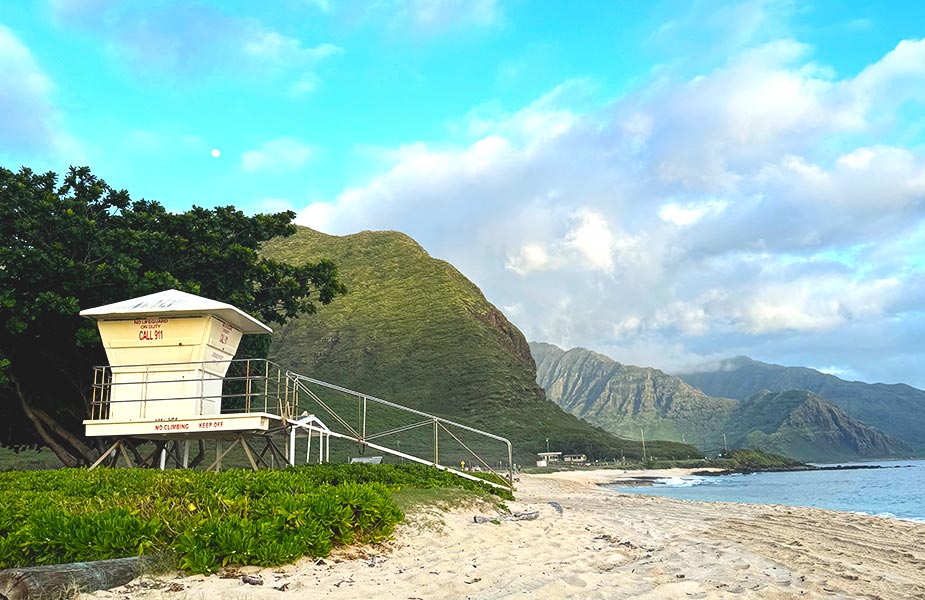 Strand met bergen bij Yokohama Beach op Oahu