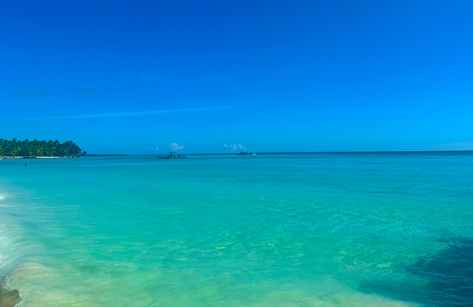 Blauwe zee bij Sanoa Island