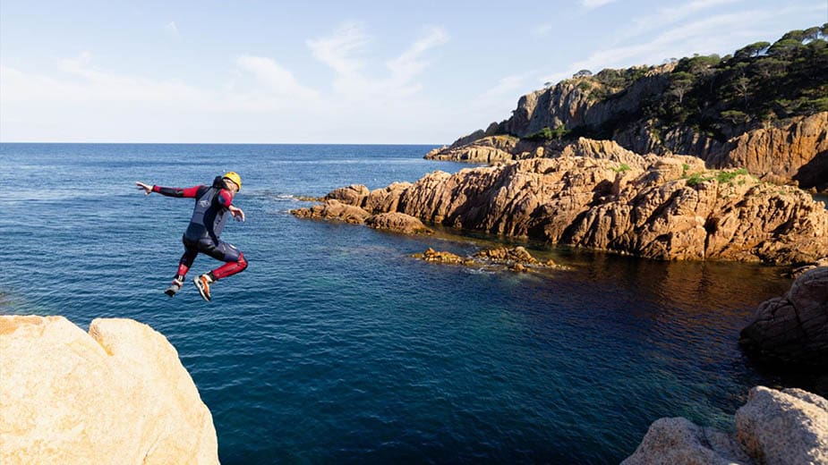 Wat te doen in de Costa Brava? Coasteering!