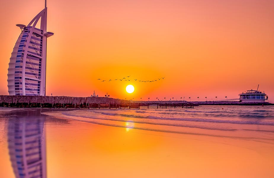 Duurste hotel van Dubai bij zonsondergang