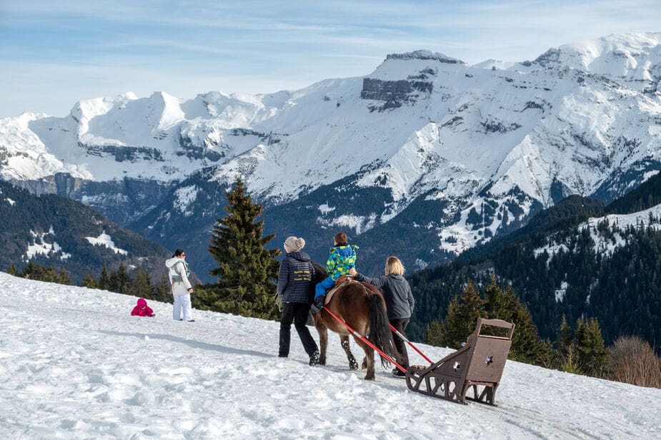 Pony-sleeën tijdens een wintervakantie in Samoëns