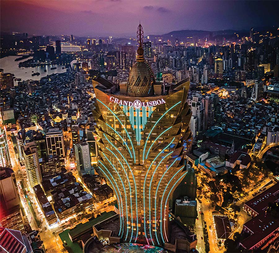 Het Grand Lisboa hotel wat hoog boven de sksyline uitsteekt