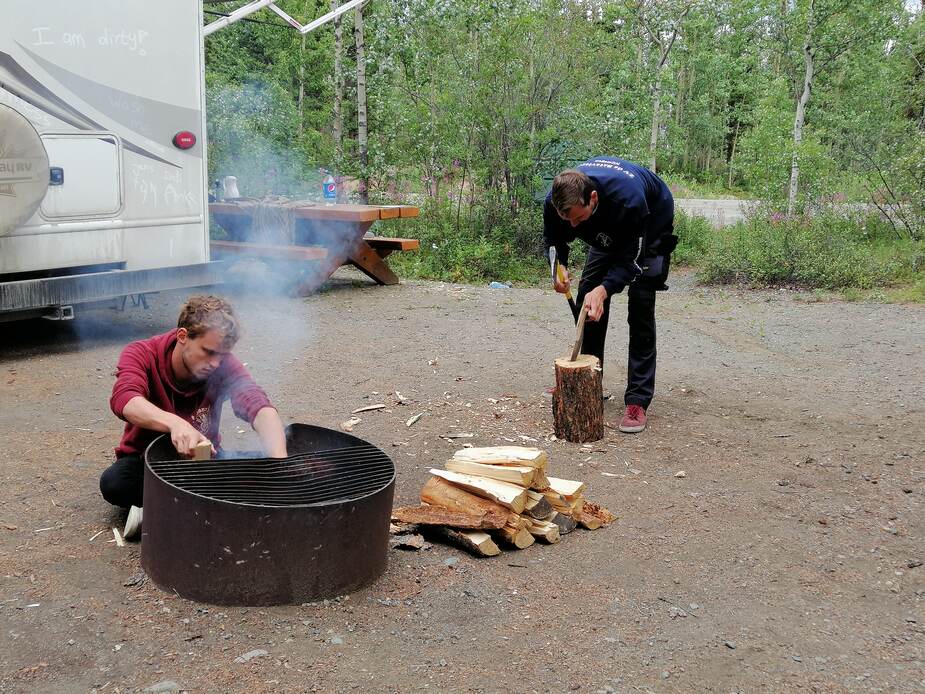 Vuurtje maken bij de camper in Alaska