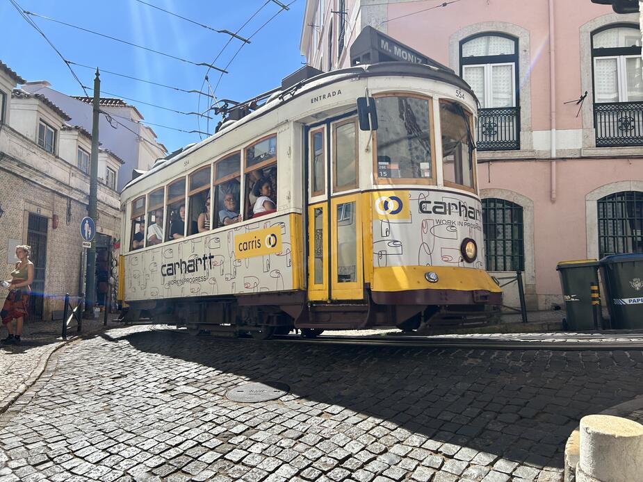 Tram door Lissabon