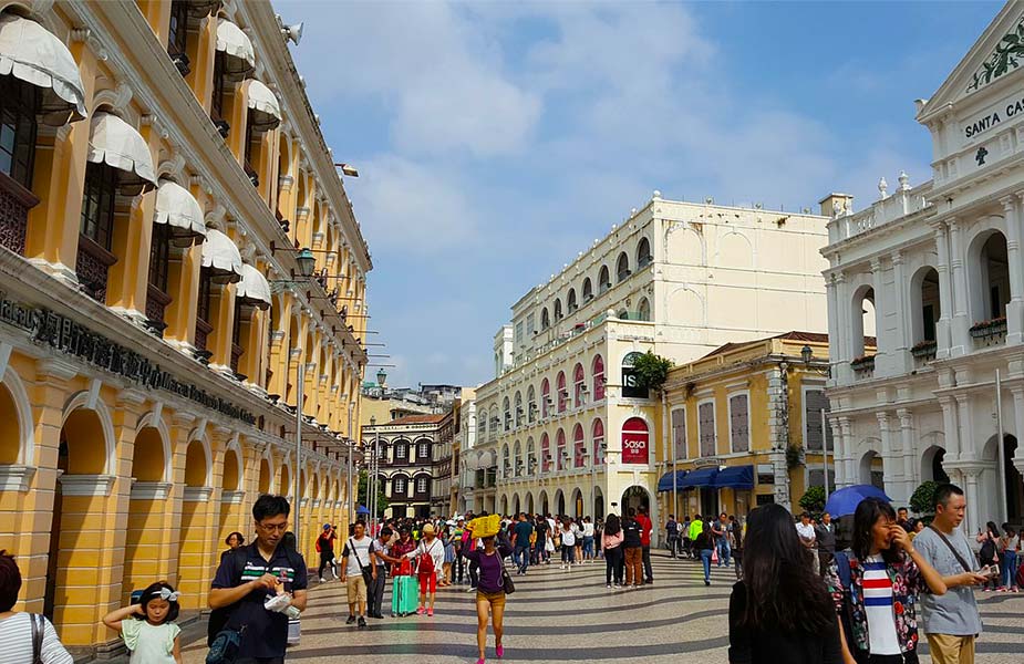 Mensen wandelend op het Senado Square plein ni Macau