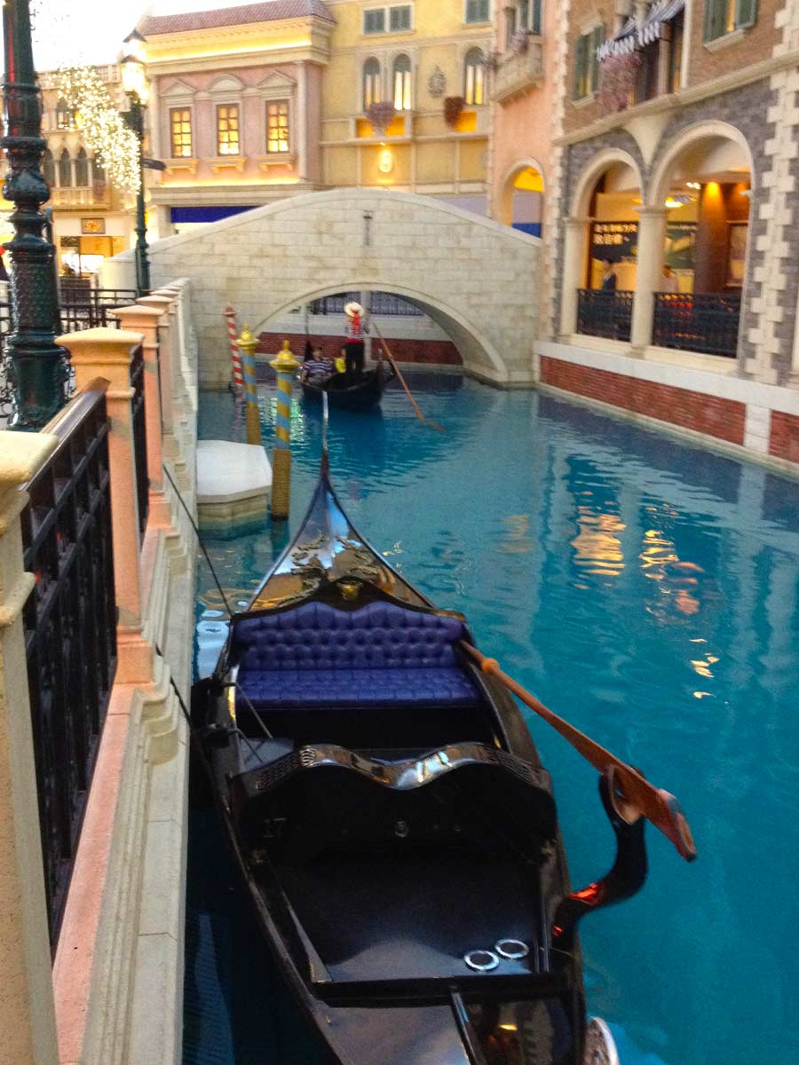 Een gondel in het kanaal van The Venetian in Macau