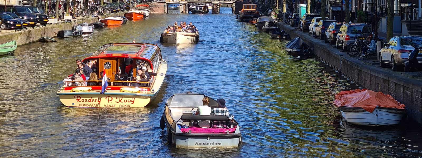 Boot in de grachten van Amsterdam