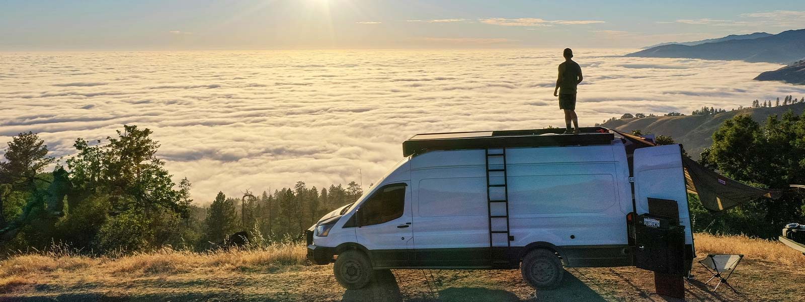 Genieten van de natuur op het dak van de camper